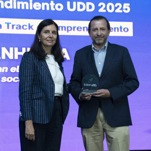 Jorge Sanhueza recibe el Premio Profesor Destacado de Emprendimiento UDD 2025 en Concepción